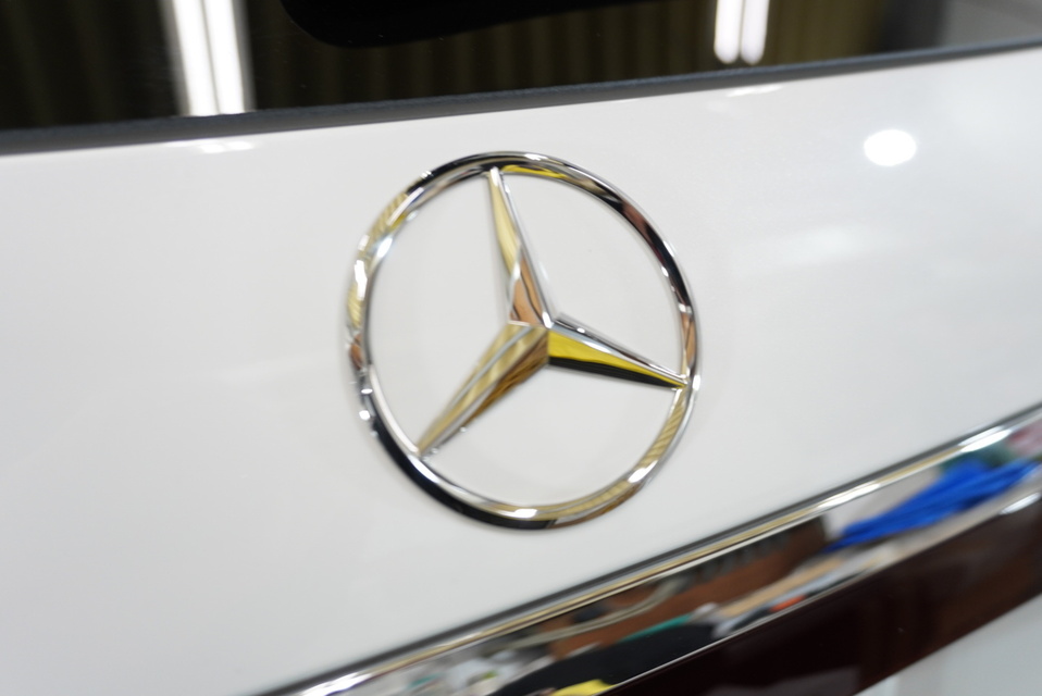 施工後　メルセデスベンツEクラスワゴン（ホワイト）ｴﾝﾌﾞﾚﾑ周り