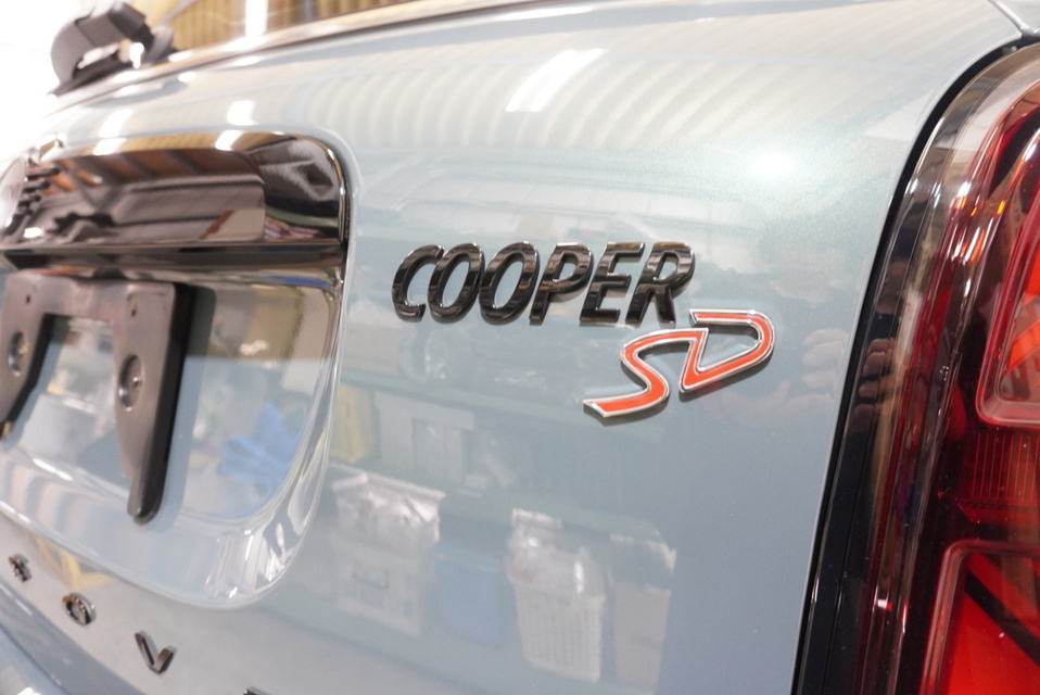 施工後　ミニクーパーS（グリーン×グレー）ｴﾝﾌﾞﾚﾑ周り