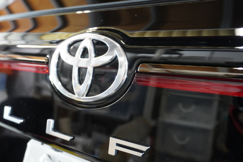 施工後　トヨタ　ヴェルファイア（ブラック）ｴﾝﾌﾞﾚﾑ周り