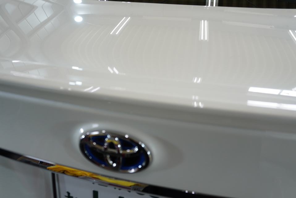 施工後　トヨタ　クラウン（パールホワイト）　　トランクアップ