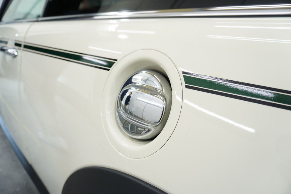 施工後　ミニクーパーS（ホワイト＆グリーン）　給油口付近