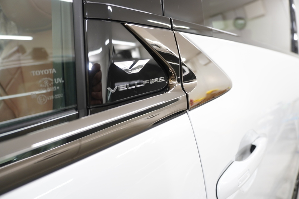 施工後　トヨタ　ヴェルファイア(ホワイト）　サイドアップ