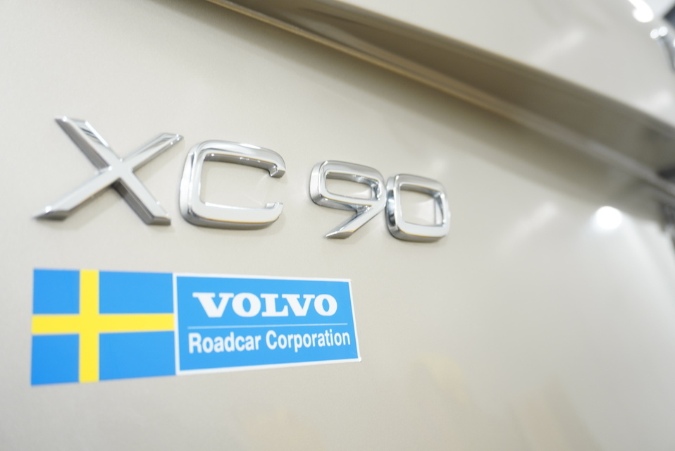 施工後　ボルボXC90(ゴールド）ｴﾝﾌﾞﾚﾑ周り