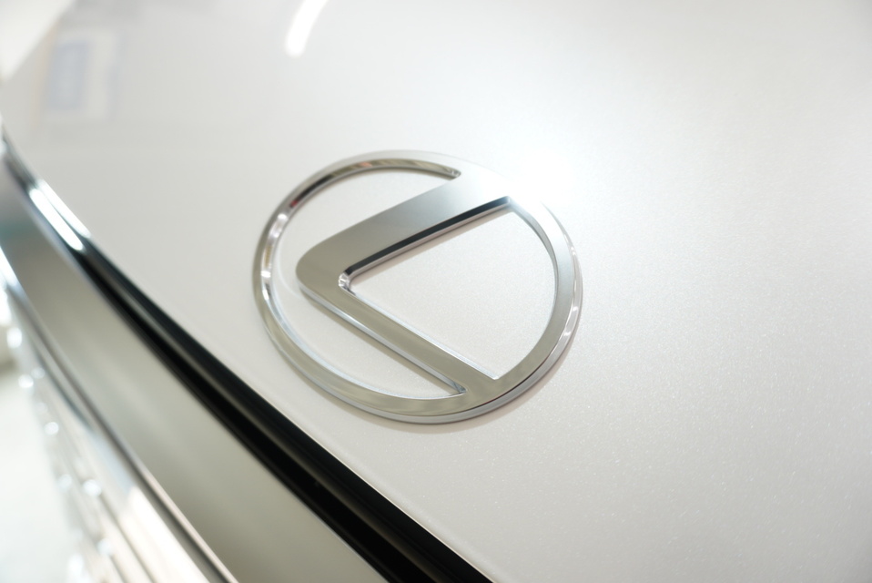 施工後　レクサスLM500ｈ（ホワイト）エンブレム