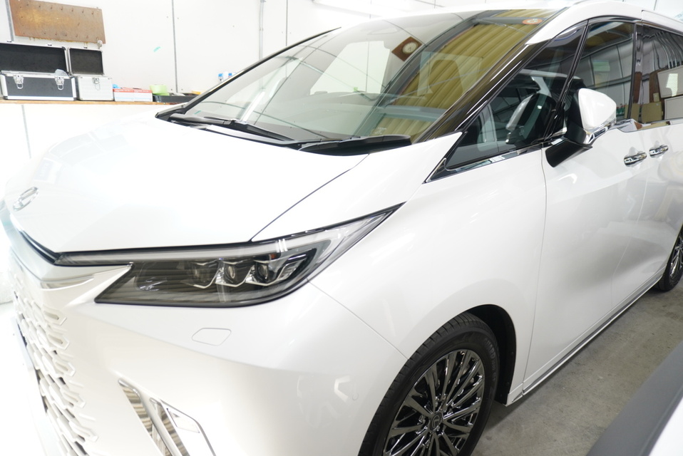 施工後　レクサスLM500ｈ（ホワイト）　車全体