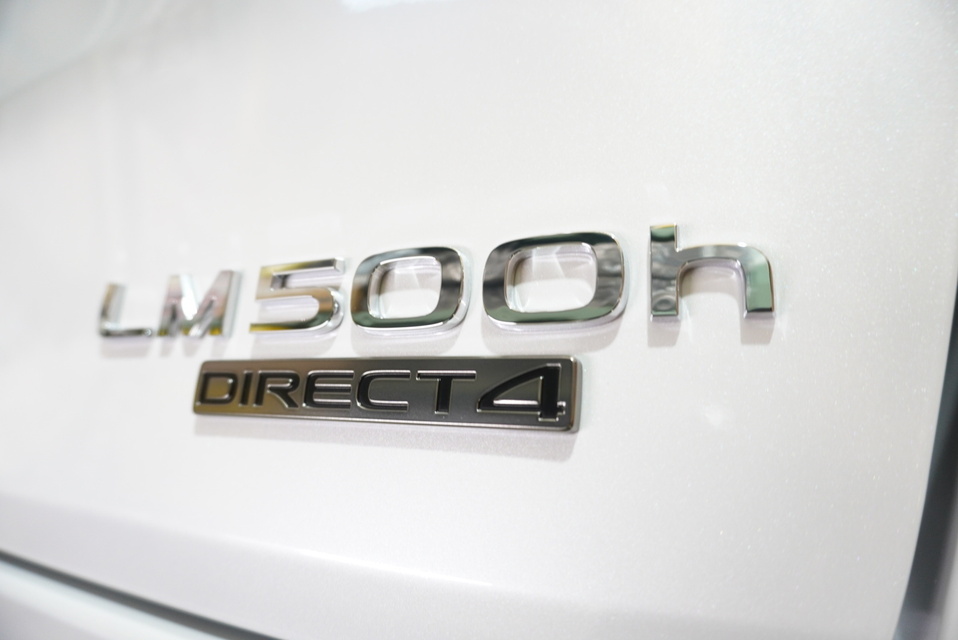 施工後　レクサスLM500ｈ（ホワイト）　ｴﾝﾌﾞﾚﾑ周り