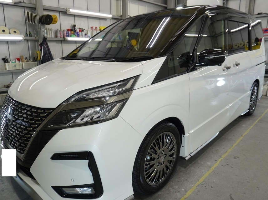 施工後　日産セレナ（ホワイト）　車全体