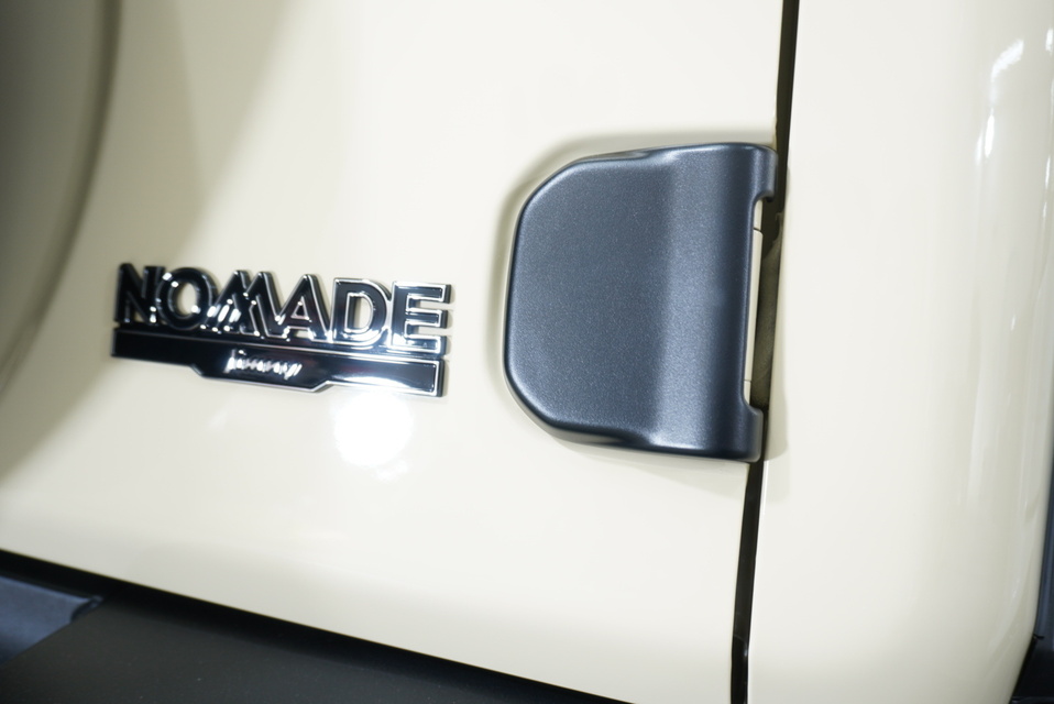 スズキ　ジムニーノマド（ベージュ）　エンブレム