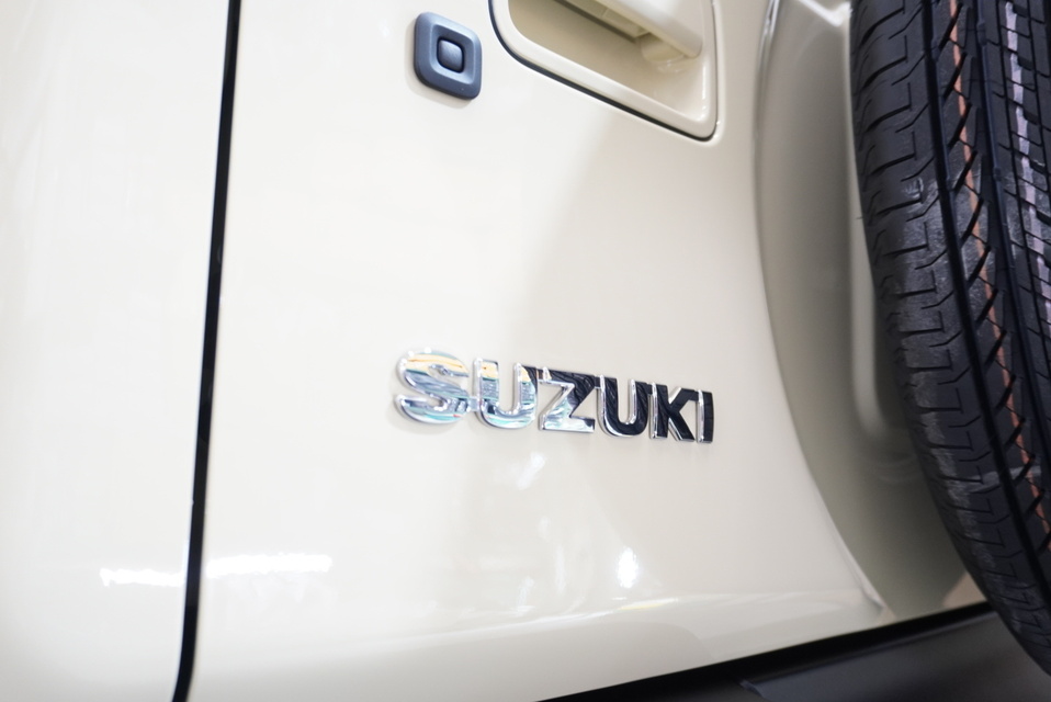 施工後　スズキ　ジムニーシエラ(ベージュ）　エンブレムアップ
