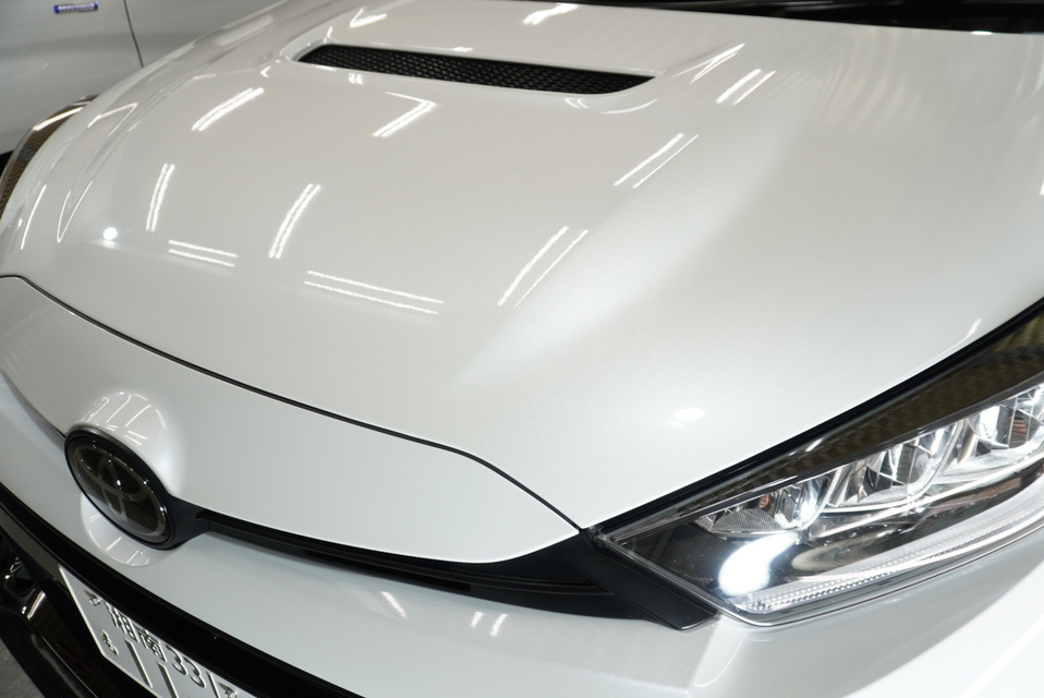 施工後　トヨタ　ヤリスクロス(ホワイト)　ボンネットアップ