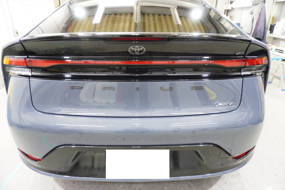 施工後　トヨタ　プリウス（グレー）　リア