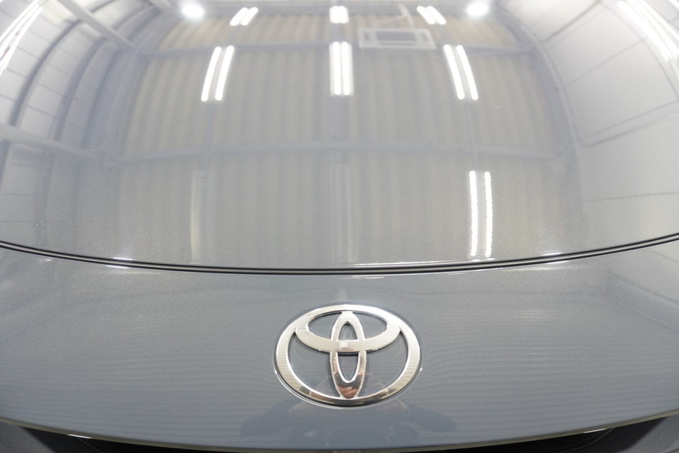施工後　トヨタ　プリウス（グレー）　エンブレムアップ