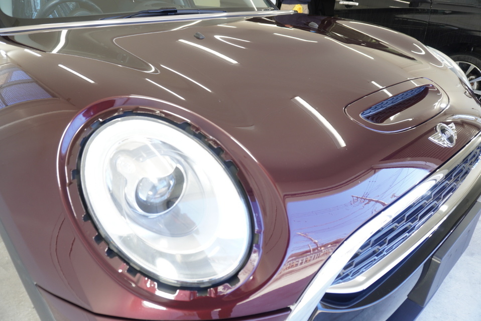 施工後　ミニ　クラブマン（エンジ）　ボンネットアップ