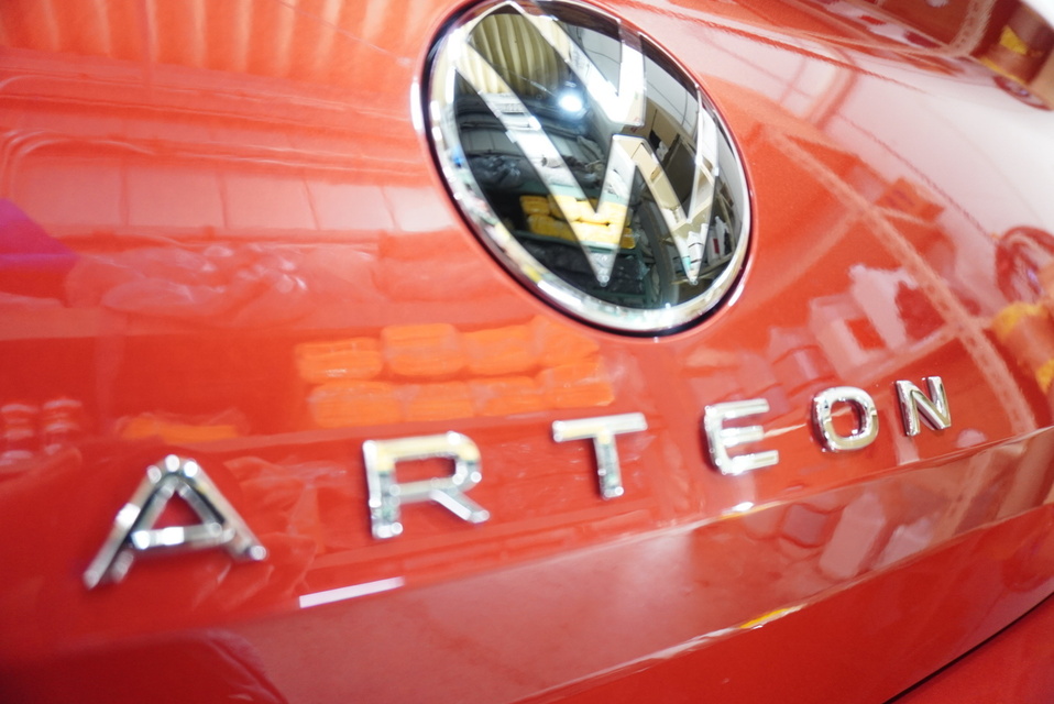 施工後　フォルクスワーゲンアルテオン(レッド）　エンブレムアップ