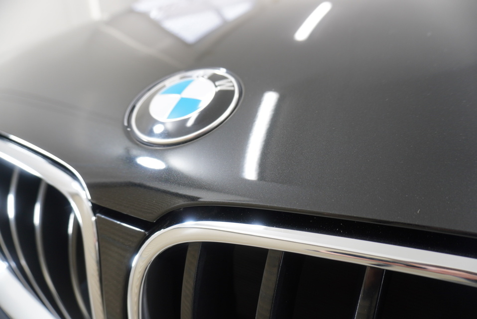 施工後　BMWX3(ブラック）　ボンネットアップ