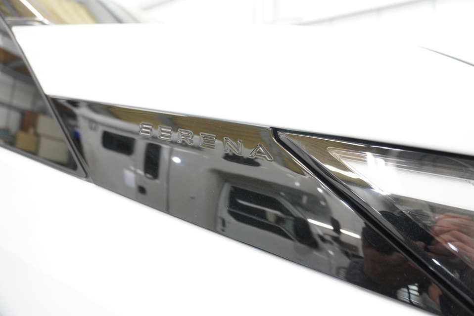 施工後　日産セレナ（ホワイト）サイドアップ