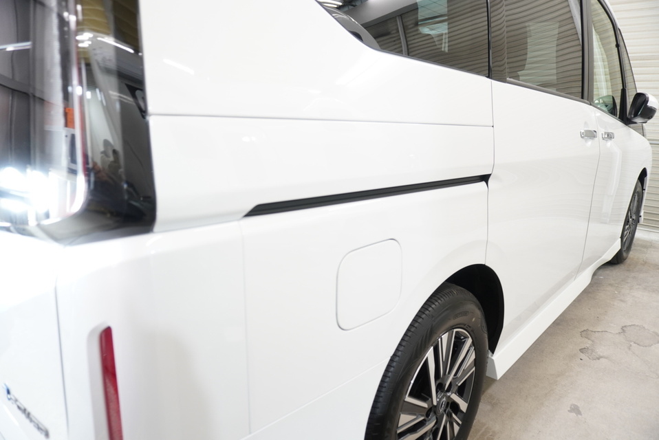 施工後　日産セレナ（ホワイト）リアサイド