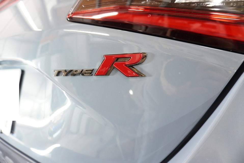 施工後　ホンダ　シビックタイプR(グレー）　エンブレムアップ