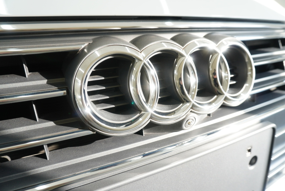 施工後　アウディA4アバント(ホワイト）　エンブレムアップ