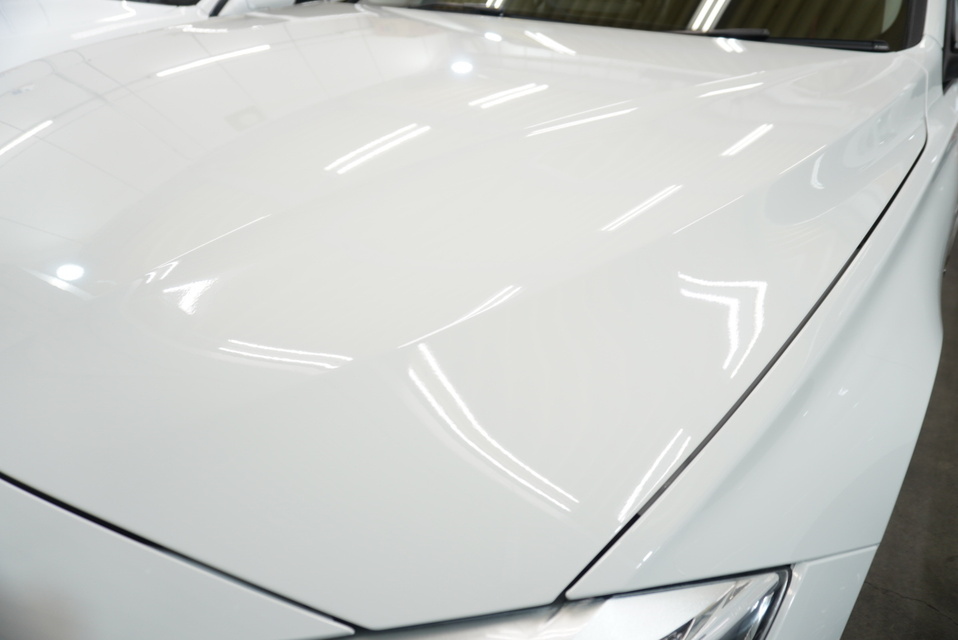 施工後　BMW320（ホワイト）　ボンネットアップ