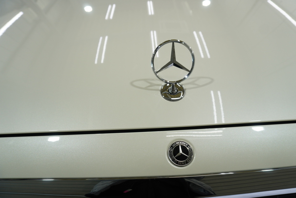 施工後　メルセデスベンツS500(ホワイト）エンブレムアップ