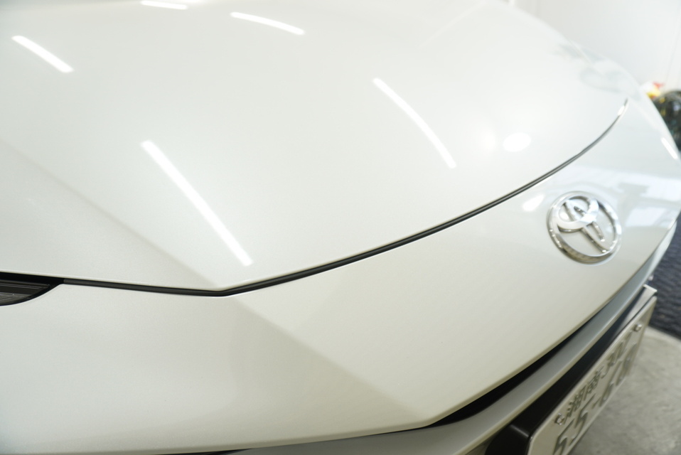 施工後　トヨタ　プリウス（ホワイト）　フロントアップ