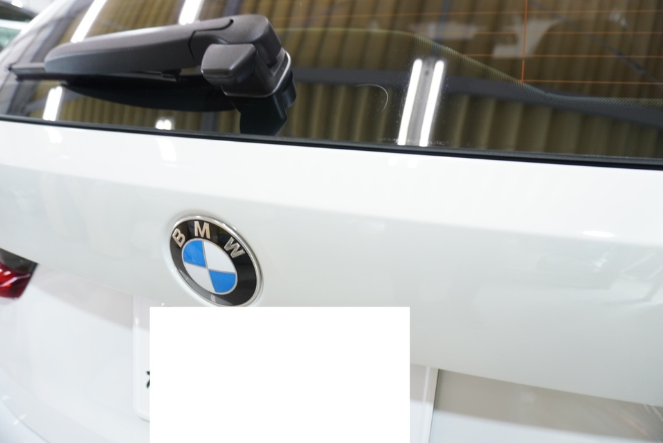 施工後　BMW320ツーリング（ホワイト）エンブレムアップ