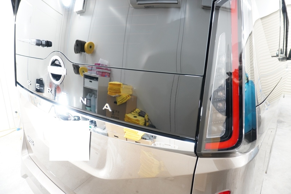 施工後　日産セレナ（ゴールド）　リア