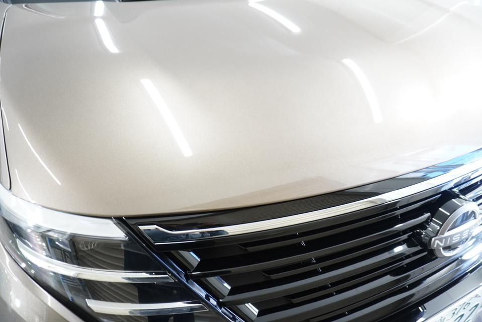施工後　日産セレナ（ゴールド）　ボンネットアップ