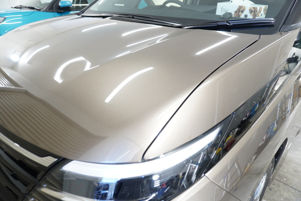 施工後　日産セレナ（ゴールド）　ボンネットアップ