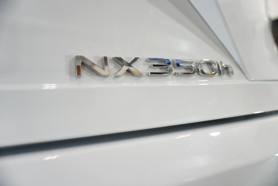 施工後　レクサスNX350ｈ（ホワイト）エンブレムアップ
