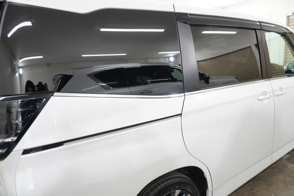 施工後　トヨタ　ヴォクシー(ホワイト）　サイド
