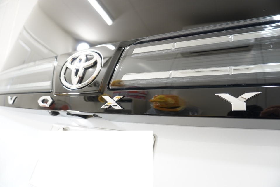 施工後　トヨタ　ヴォクシー(ホワイト）　エンブレムアップ