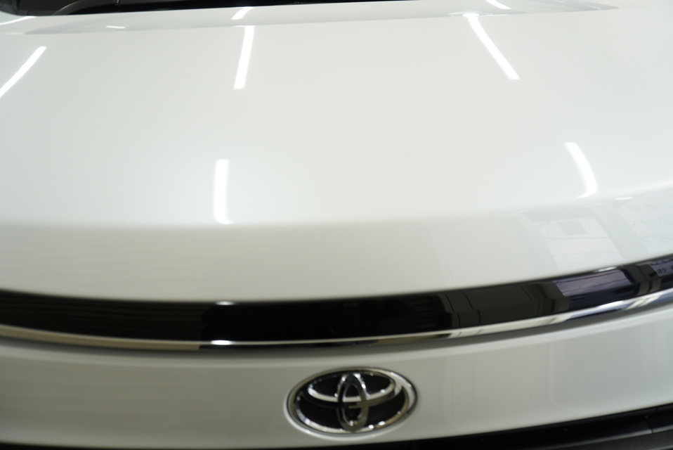 施工後　トヨタ　ヴォクシー(ホワイト）　　ボンネットアップ