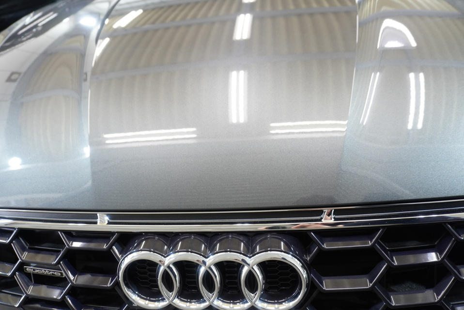 施工後　アウディA5(グレー）　ボンネットアップ