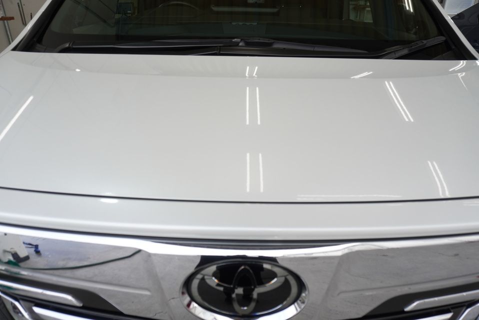 施工後　トヨタ　アルファード（パールホワイト）　ボンネットアップ