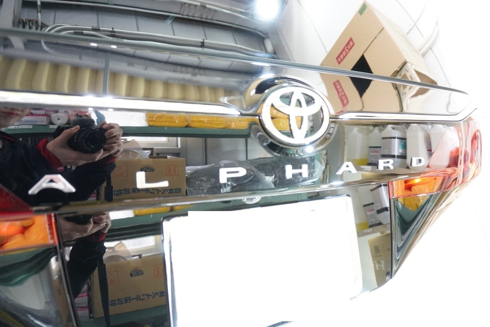施工後　トヨタ　アルファード（パールホワイト）　エンブレムアップ