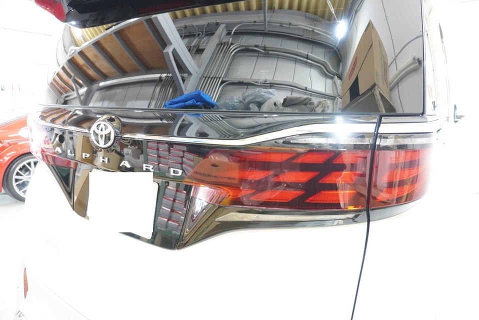 施工後　トヨタ　アルファード（パールホワイト）リア