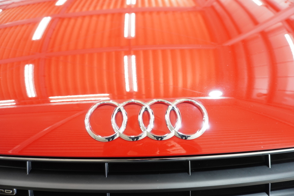 施工後　アウディ（レッド）　エンブレムアップ