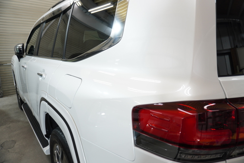 施工後　トヨタ　ランドクルーザー300（ホワイト）　リア