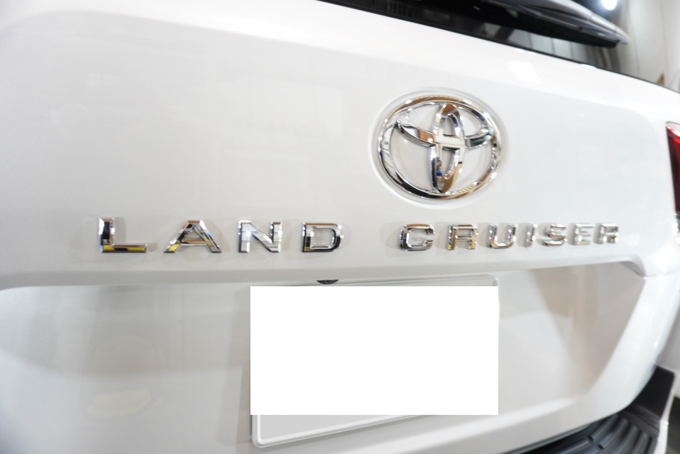 施工後　トヨタ　ランドクルーザー300（ホワイト）エンブレムアップ