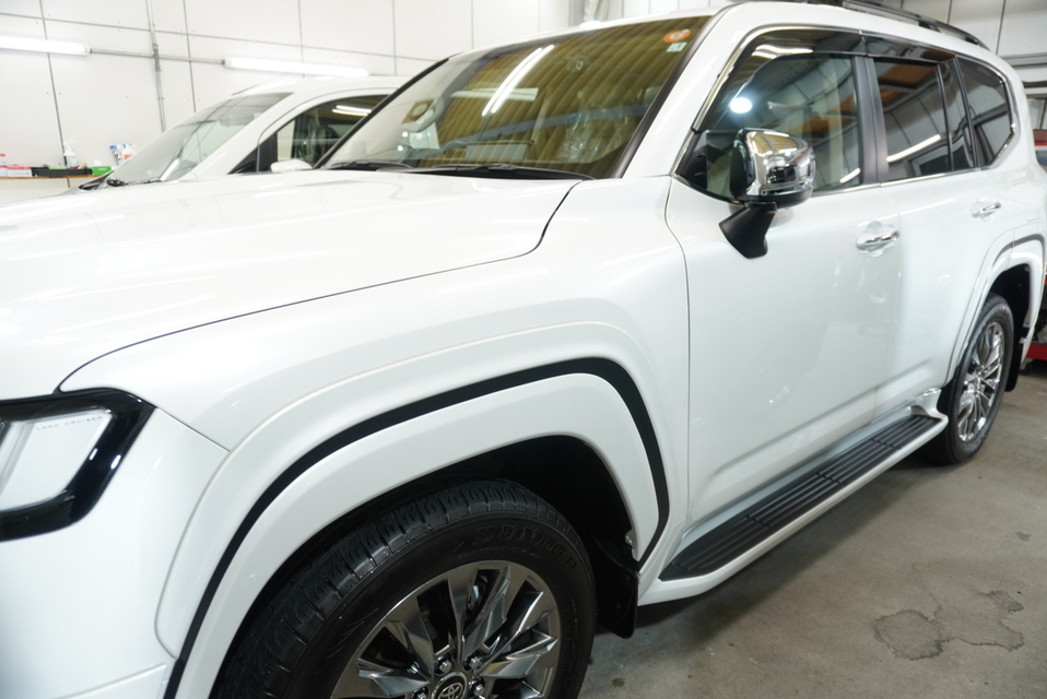 施工後　トヨタ　ランドクルーザー300（ホワイト）　サイドアップ