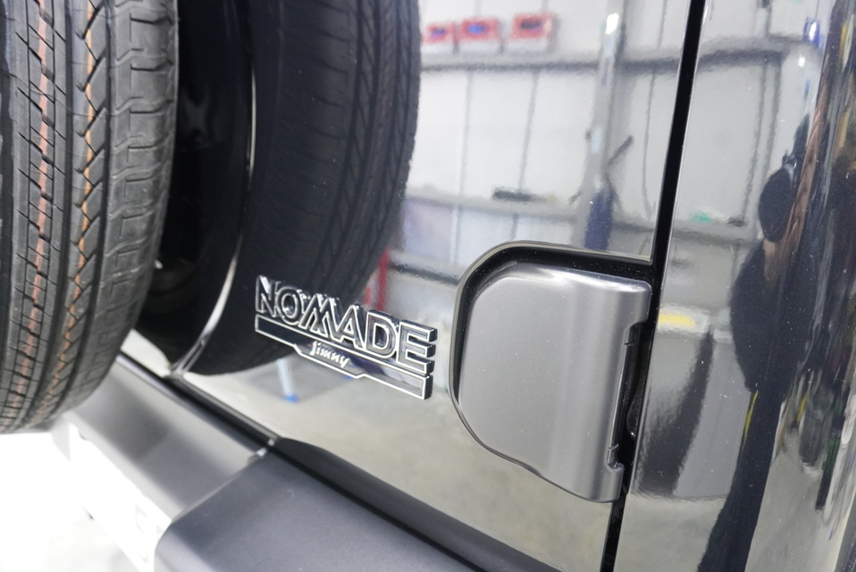 施工後　スズキ　ジムニーノマド（ブラック）　エンブレムアップ
