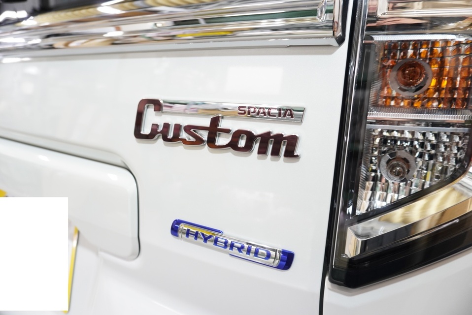 施工後　スズキ　スペーシアカスタム（ホワイト）　エンブレム