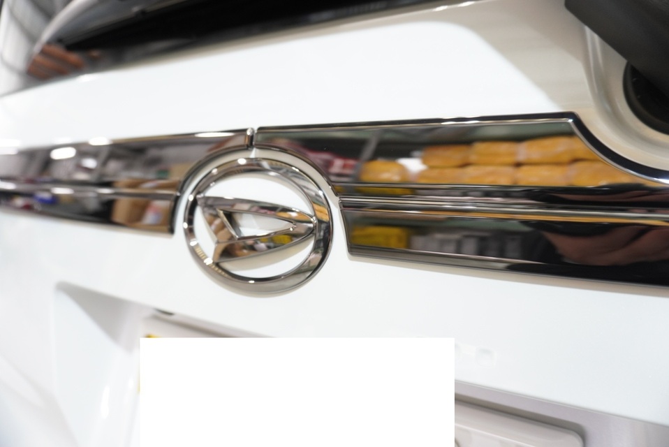 施工後　ダイハツムーブ（ホワイト）エンブレムアップ