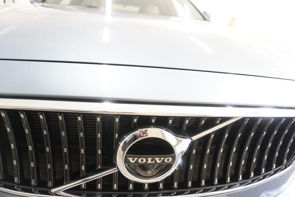 施工後　ボルボ（グレー）　グリル