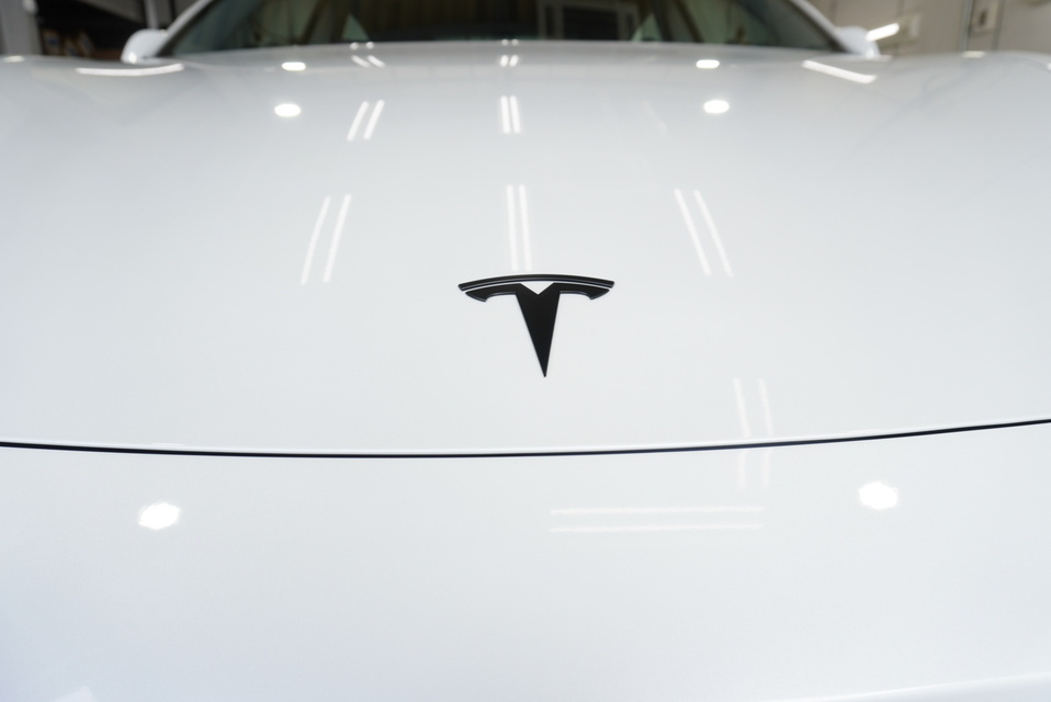 施工後　テスラモデル3（ホワイト）　エンブレムアップ