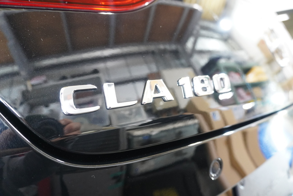 施工後　メルセデスベンツCLA180（ブラック）　リアエンブレムアップ