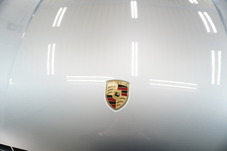 施工後　ポルシェマカン（グレー）　ボンネット