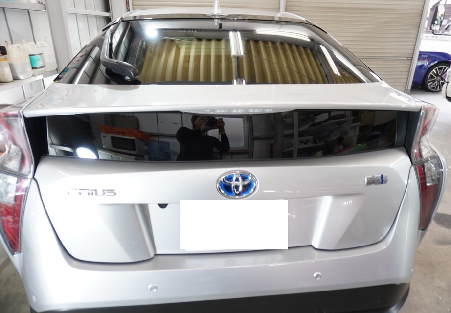 施工後　トヨタ　プリウス（グレー）リア